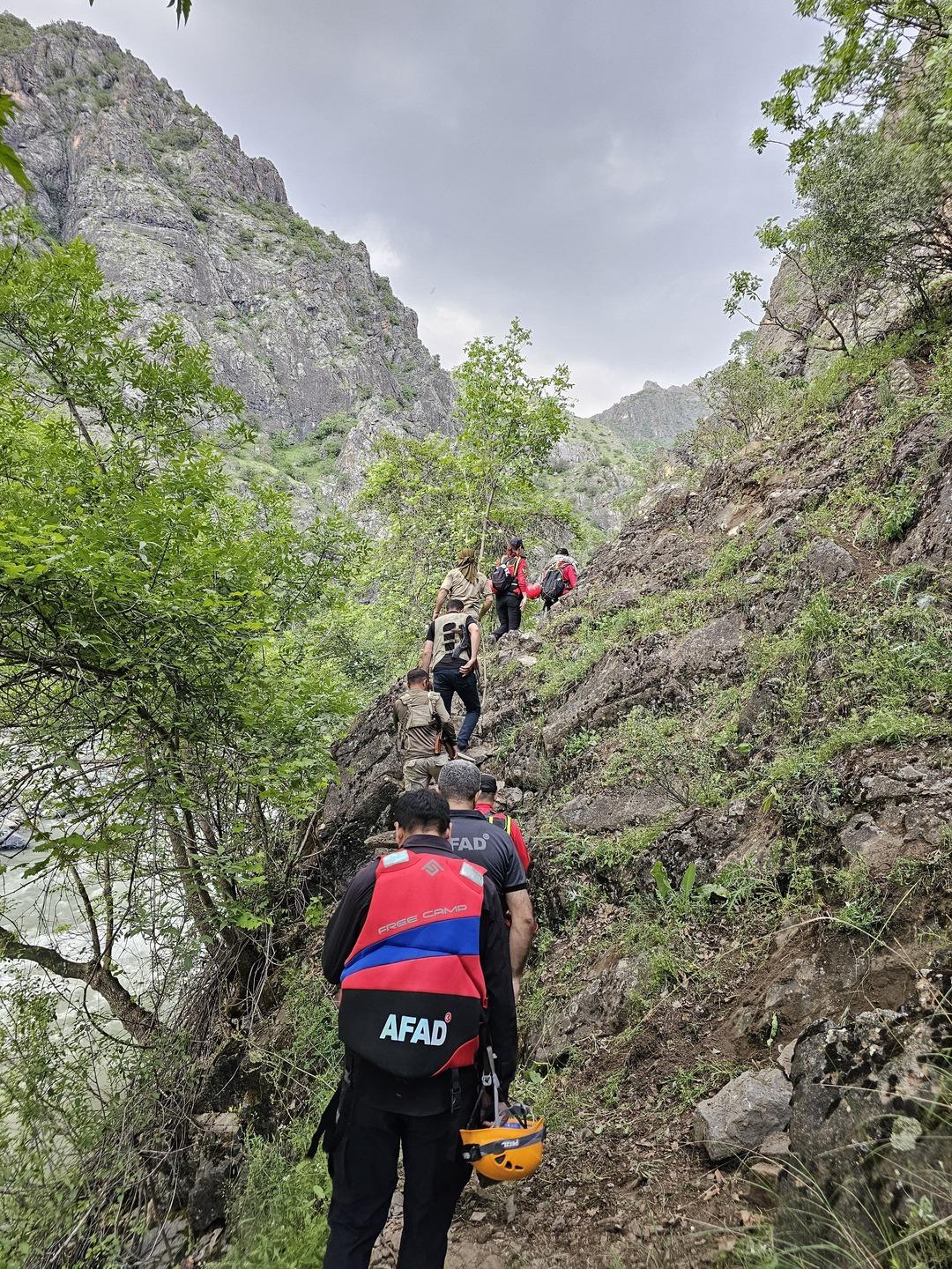 AA-20250510-37909145-37909143-HAKKARIDE_DEREDE_KAYBOLAN_GENCIN_BULUNMASI_ICIN_CALISMA_BASLATILDI