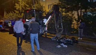 Motosiklet, 10 tonluk iş makinesine çarptı: 2 Yaralı