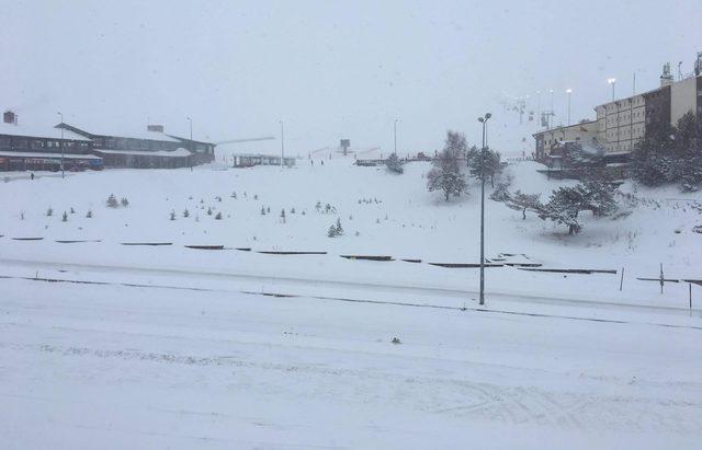 Erciyes'te kayak severleri sevindiren kar yağışı