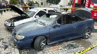 Eşiyle kavga edip mahalleyi yakıyordu! Önce evlerini ardandan araçlarını cayır cayır yaktı