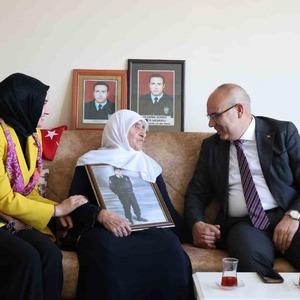 Ağrı Valisi Koç, Anneler Günü'nde şehit annesini ziyaret etti