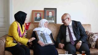 Ağrı Valisi Koç, Anneler Günü'nde şehit annesini ziyaret etti