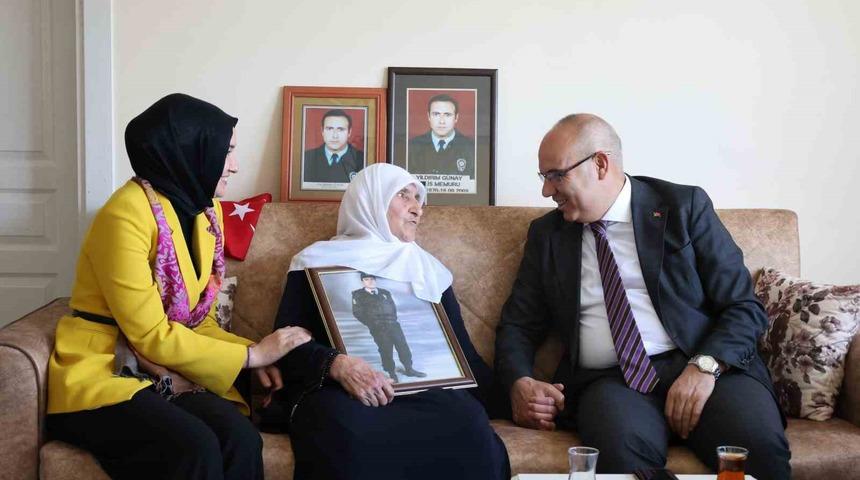 Ağrı Valisi Koç, Anneler Günü'nde şehit annesini ziyaret etti