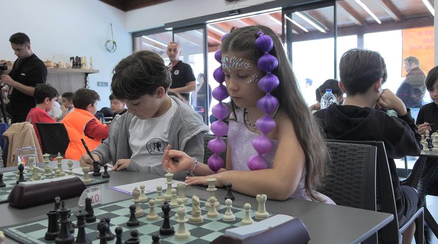 Bolu'da çocuklardan doğa tatilinde satranç mücadelesi