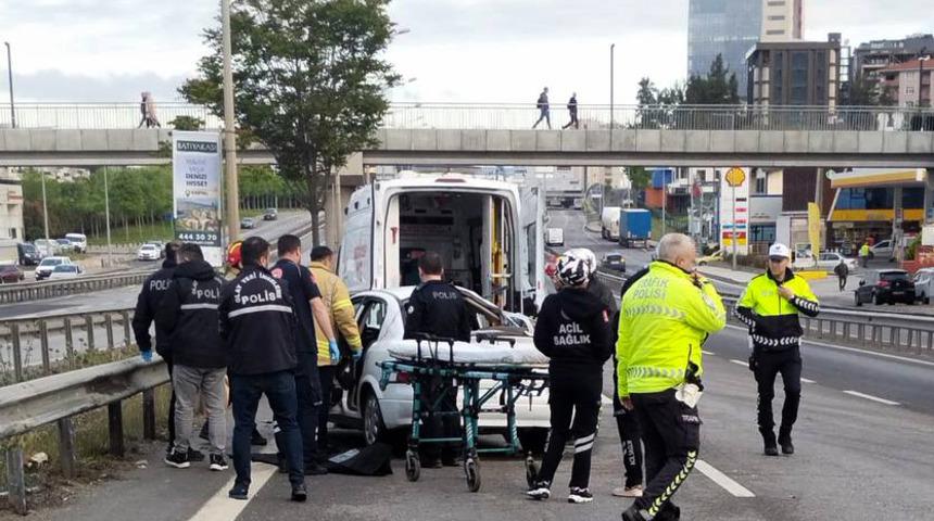 İstanbul'da feci kaza! Otomobil, otobüse ve refüje çarptı: 1 kişi hayatını kaybetti, 4 kişi yaralandı