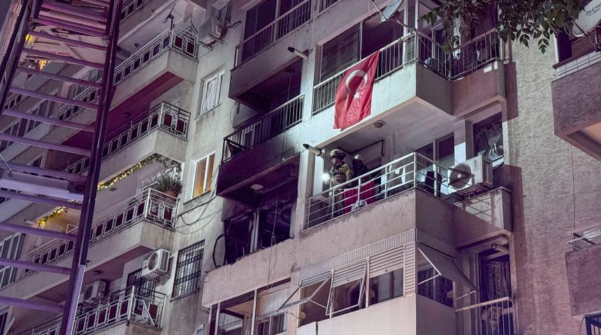İzmir'de apartman dairesinde meydana gelen patlamada 4 kişi yaralandı