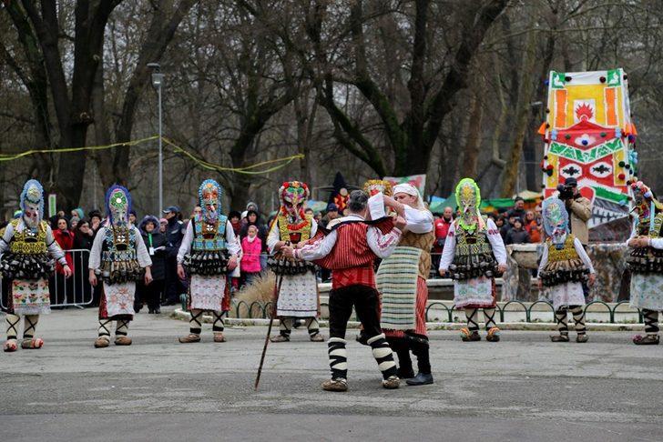 Maskeleriyle kötü ruhları kovaladılar G1