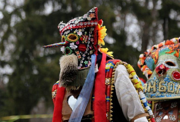Maskeleriyle kötü ruhları kovaladılar G2