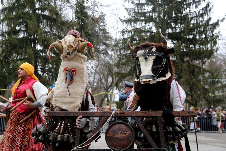 Maskeleriyle kötü ruhları kovaladılar G3