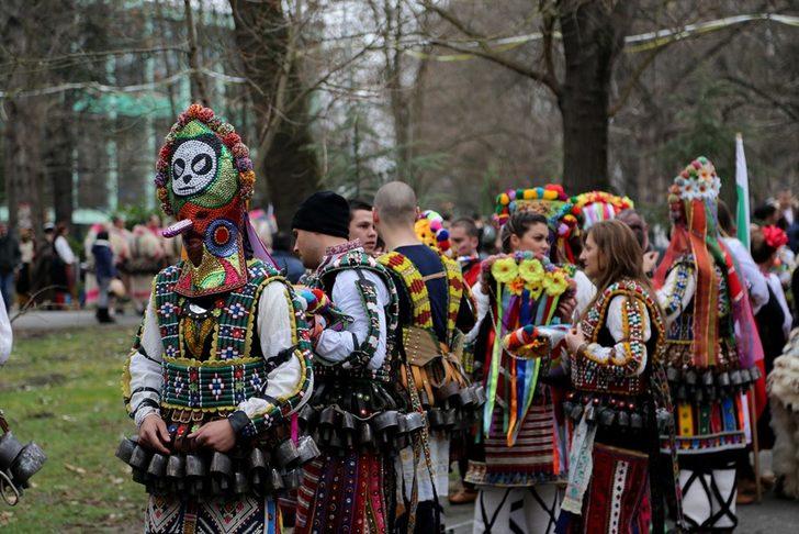 Maskeleriyle kötü ruhları kovaladılar G4