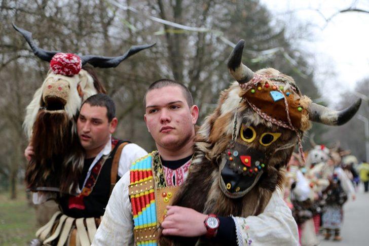 Maskeleriyle kötü ruhları kovaladılar G5