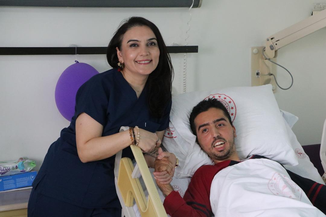 SIBEL-HEMSIRE-HASTALARA-SESIYLE-DEVA-OL_706146_208984