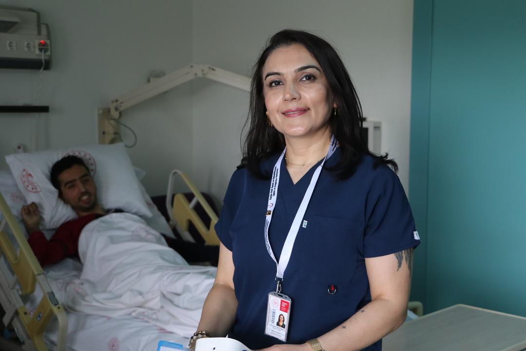 SIBEL-HEMSIRE-HASTALARA-SESIYLE-DEVA-OL_706147_208984
