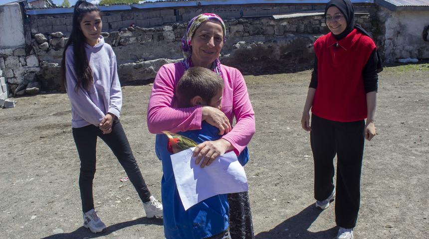 Yer: Kars! Öğrenciler köyde kapı kapı dolaşıp Anneler Günü'nü çizdikleri resimlerle kutladı