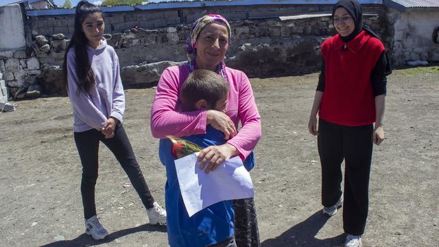 Yer: Kars! Öğrenciler köyde kapı kapı dolaşıp Anneler Günü'nü çizdikleri resimlerle kutladı