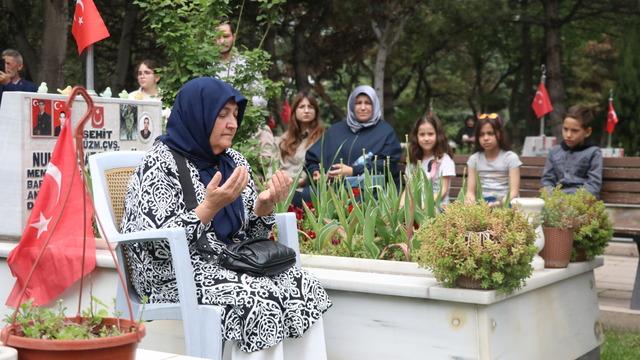 Kayseri'de şehit anneleri, Anneler Günü'nde evlatlarının kabri başında dua etti