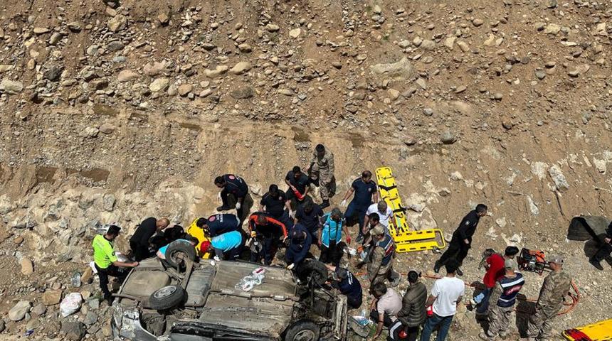 Bingöl’de otomobil dereye uçtu: 7 yaralı