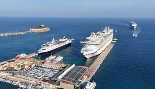 Kuşadası'na 4 kruvaziyerle 7 bin 427 turist geldi