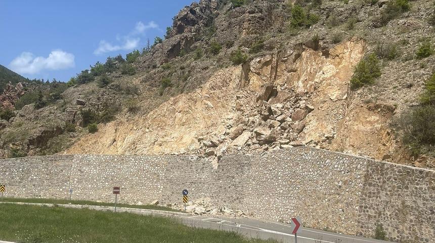 Gümüşhane'de heyelan nedeniyle mahalle yolu ulaşıma kapatıldı