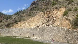 Gümüşhane'de heyelan nedeniyle mahalle yolu ulaşıma kapatıldı