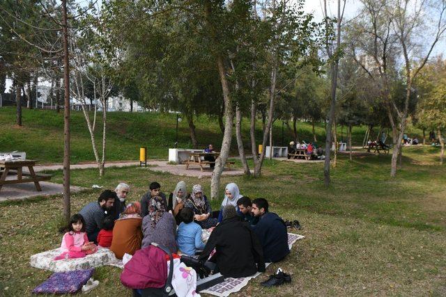 Adanalılar mangal parkta keyif yapıyor