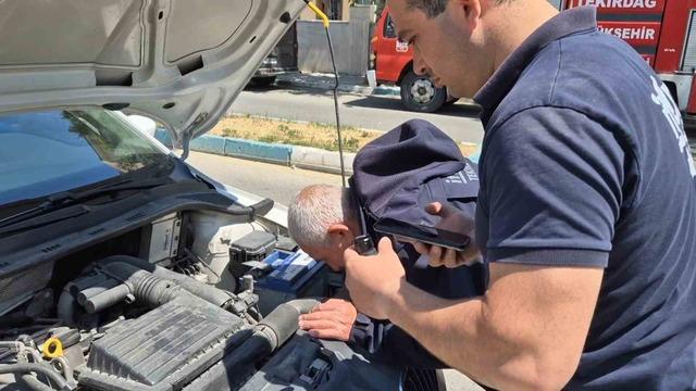 Arabaya sıkışan minik kediyi kedi sesiyle kurtardılar