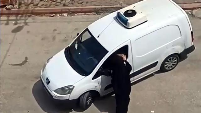 Adana'da 'pes' dedirten olay! Nedeni: Geç hazırlanan kahvaltı... Önce darbetti, sonra aracı üstüne sürdü