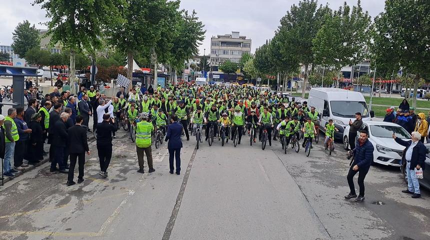 Sakarya'da trafikte farkındalık için her yaştan sporseverin katılımıyla bisiklet turu düzenlendi