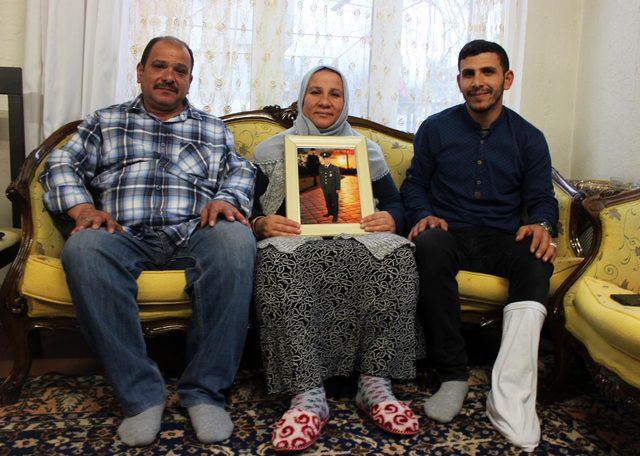 Gazi olduğu sırada, duvardaki &ccedil;er&ccedil;eveli fotoğrafı d&uuml;şm&uuml;ş 1