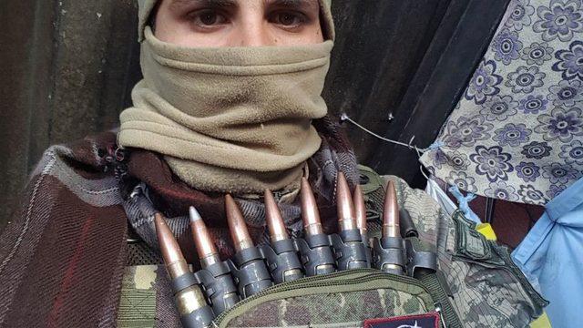 Gazi olduğu sırada, duvardaki çerçeveli fotoğrafı düşmüş