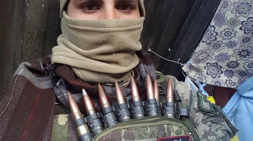 Gazi olduğu sırada, duvardaki &ccedil;er&ccedil;eveli fotoğrafı d&uuml;şm&uuml;ş