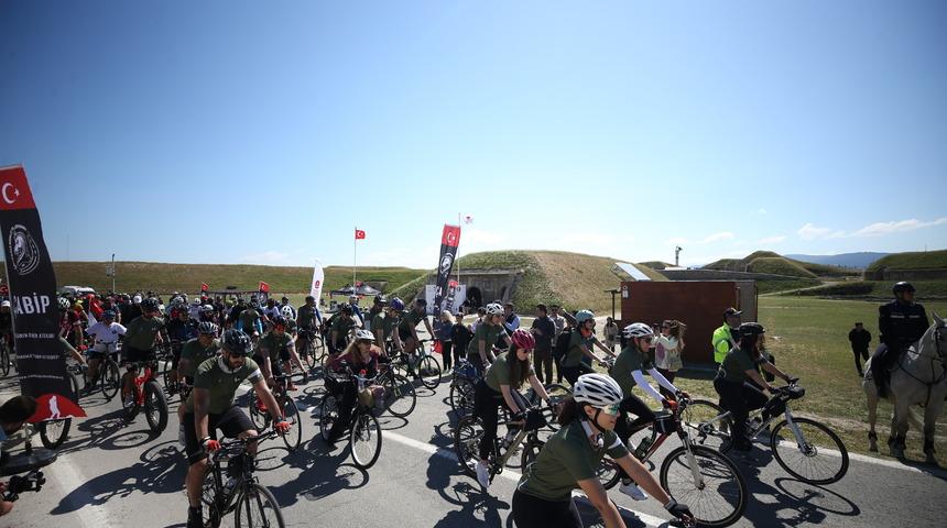 25 ilden 1000 bisikletli Çanakkale'de şehitler için pedal çevirdi