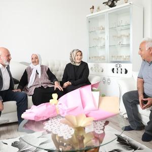 109 yaşındaki "Şemsi teyzeye" Anneler Günü ziyareti