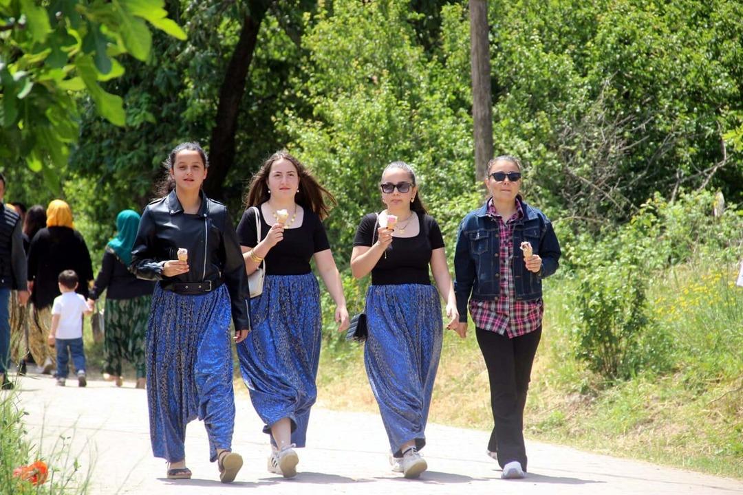 Çanakkale de ilginç gelenek: Kısmetlerini aramak için 1,5 kilometre yürüdüler! 4
