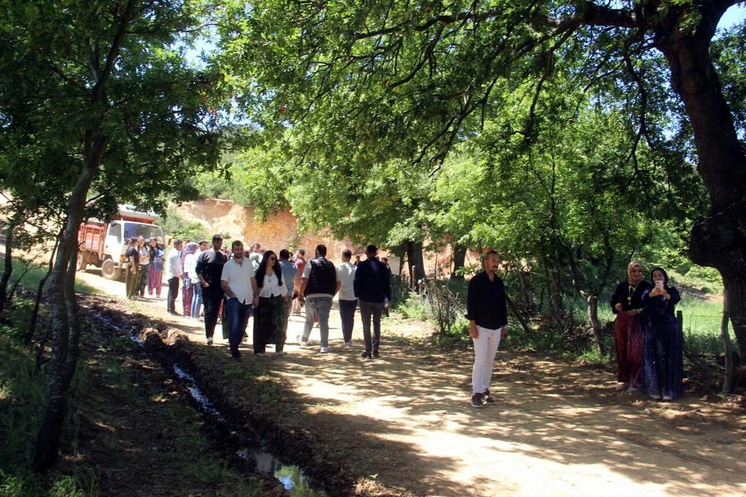 Çanakkale de ilginç gelenek: Kısmetlerini aramak için 1,5 kilometre yürüdüler! 2