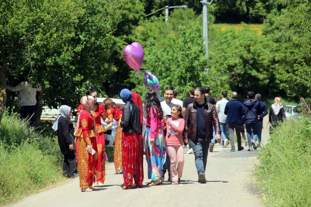 Çanakkale de ilginç gelenek: Kısmetlerini aramak için 1,5 kilometre yürüdüler! 1