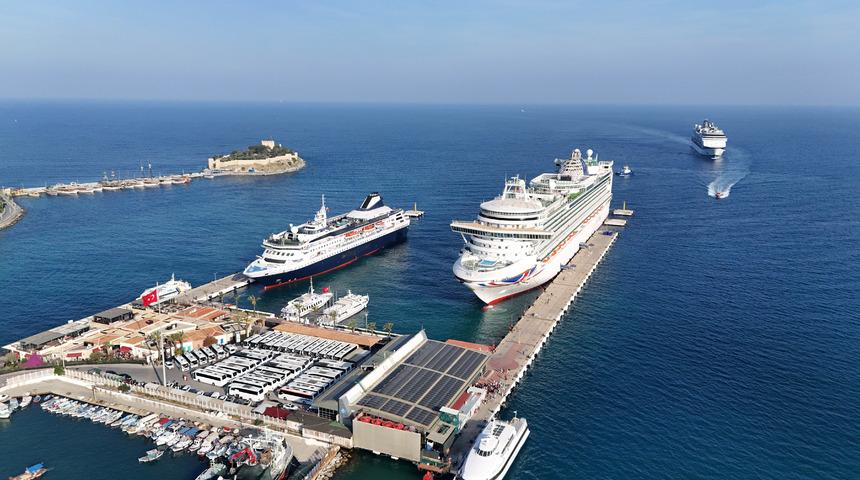 Kuşadası'na 4 kruvaziyerle 7 bin 427 turist geldi