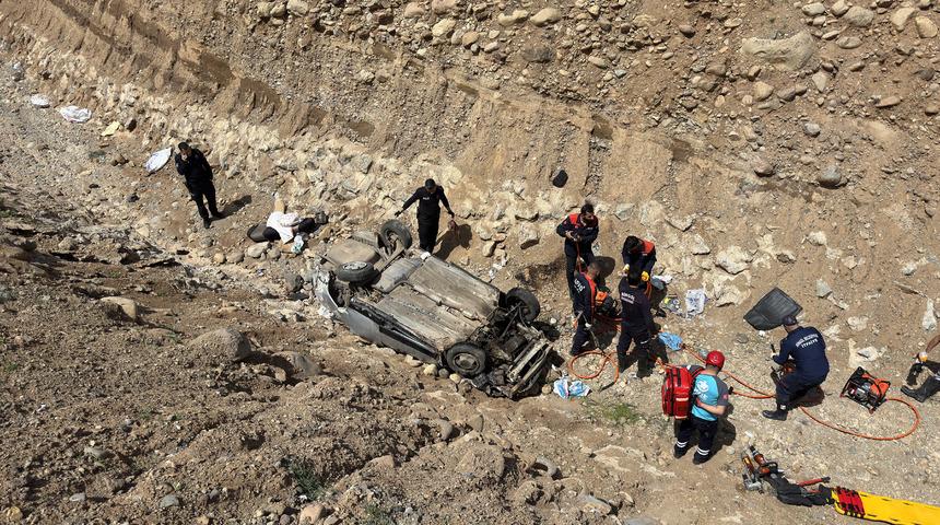Bingöl'de otomobil, dere yatağına devrildi: 7 yaralı