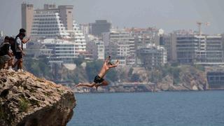 30 metrelik falezlerden ölümüne atlayış