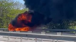 TEM Otoyolu'nda bir otomobil alev alev yandı! Sürücüler alevlere müdahale etti