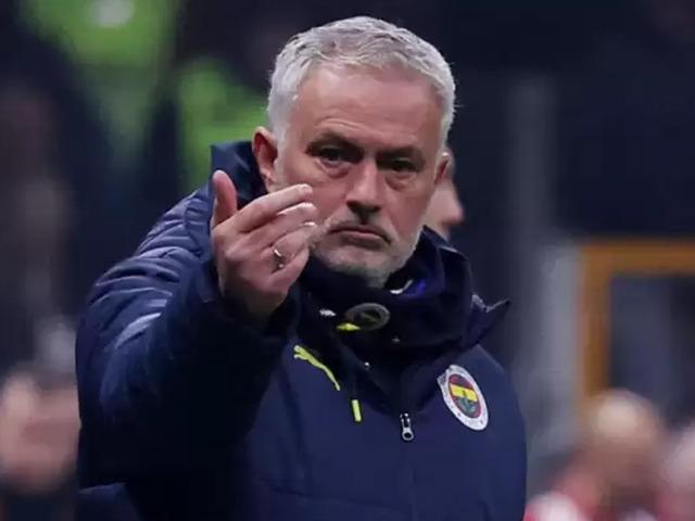 Jose Mourinho, eski öğrencisini Fenerbahçe'ye getiriyor! İtalyan basını golcü oyuncuyu resmen duyurdu