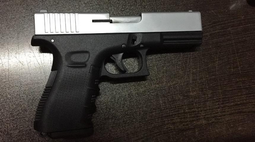 Ş&uuml;phe &uuml;zerine yapılan aramada seri numarası silinmiş tabanca yakalandı