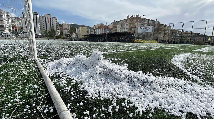 Yozgat’ta ceviz büyüklüğünde dolu yağdı! 'Araçların camlarına zarar gelmiş olabilir'