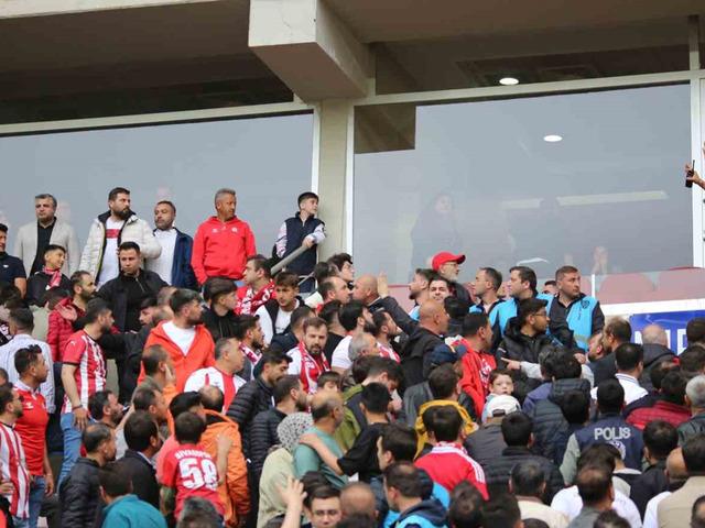 Sivasspor kendini ateşe attı! Tribünde 'İstifa' sesleri yükseldi