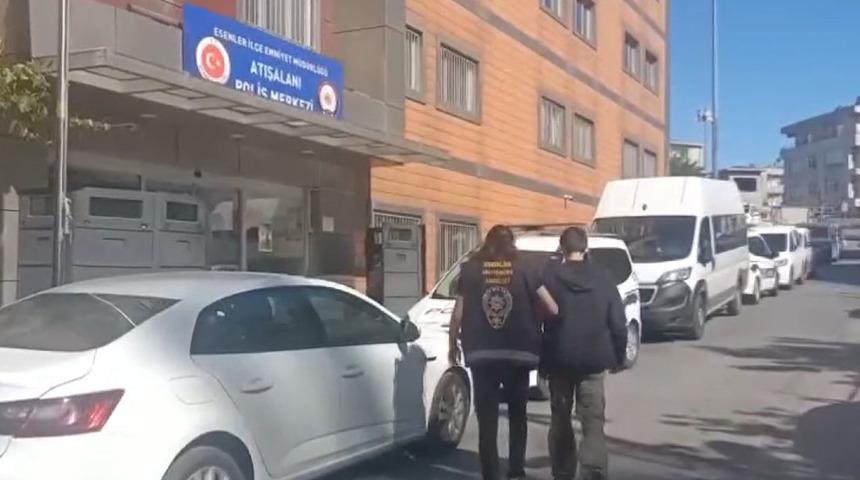 Elinde satırla sokak sokak geziyordu! Görüntüleri sosyal medyaya yansıyınca yakalandı