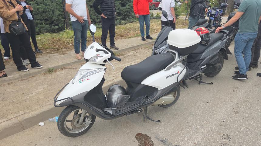 Yavaşlayan trafikte duran motosiklete başka bir motosiklet çarptı: 2 yaralı