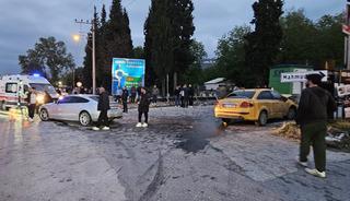 Sakarya'da taksi ile otomobilin çarpıştığı kaza kamerada: 6 yaralı