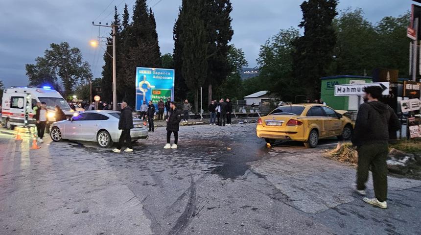 Sakarya'da taksi ile otomobilin çarpıştığı kaza kamerada: 6 yaralı
