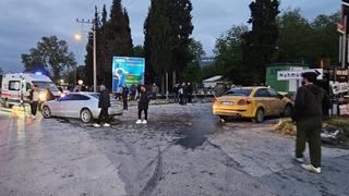 Sakarya'da taksi ile otomobilin çarpıştığı kaza kamerada: 6 yaralı