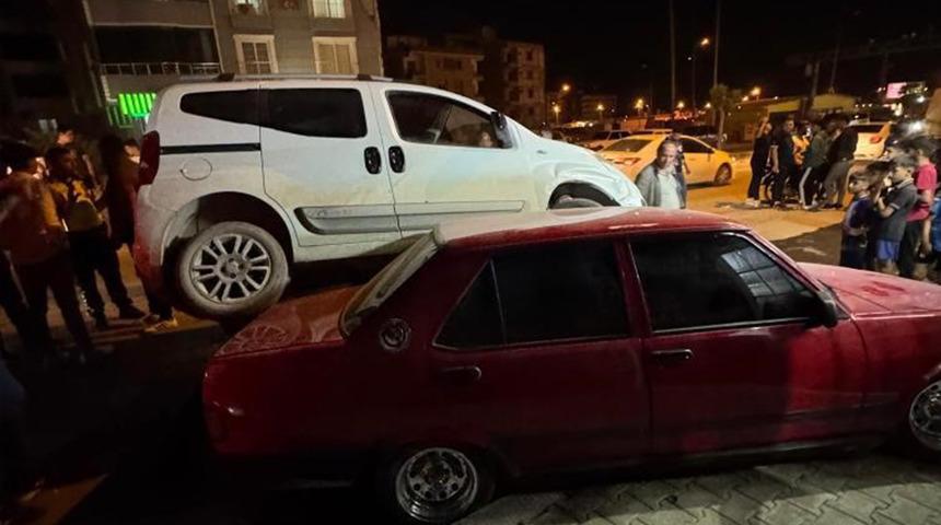 Hatay'da ilginç kaza! Satmak üzere olduğu park halindeki aracına hafif ticari araç çıktı, neye uğradığını şaşırdı
